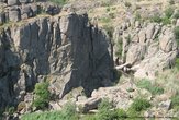 Высота скал в отдельных местах составляет 60 метров. Ширина между скалами — от 10 до 40 метров.