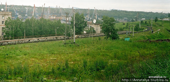 Железная дорога и портовые краны Ванино, Россия