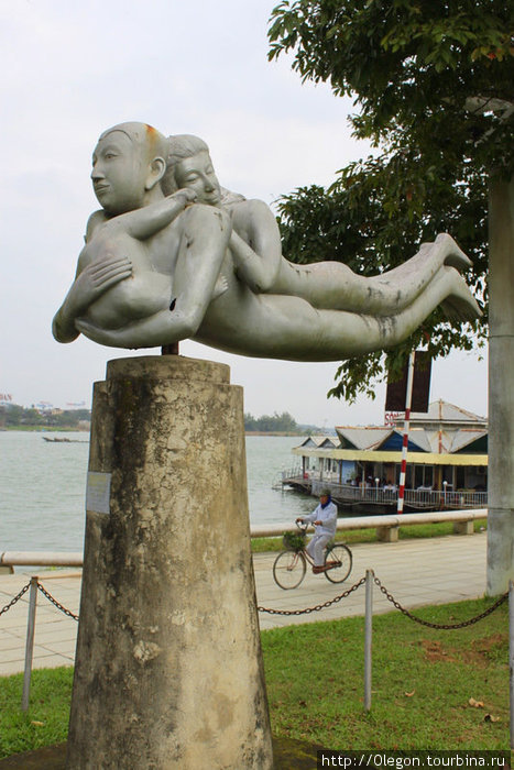 Набережная Хуе, памятник посвященный семье рыбака, который на себе переправлял свою семью через реку Хюэ, Вьетнам