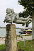 Набережная Хуе, памятник посвященный семье рыбака, который на себе переправлял свою семью через реку