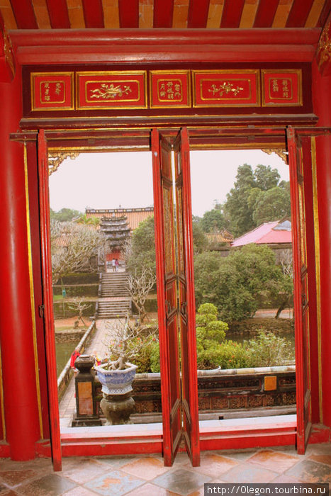 Через открытые двери и окна видны окружающие красоты Хюэ, Вьетнам