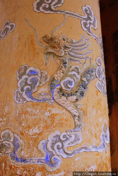 Столбы дворцов и гробниц украшены драконами Хюэ, Вьетнам