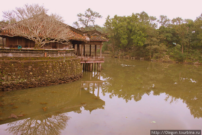 Озёра и пруды придают дворцам и зданиям умиротворенный вид Хюэ, Вьетнам