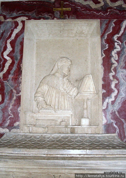 Саркофаг Данте и его изображение с лампой над ним.