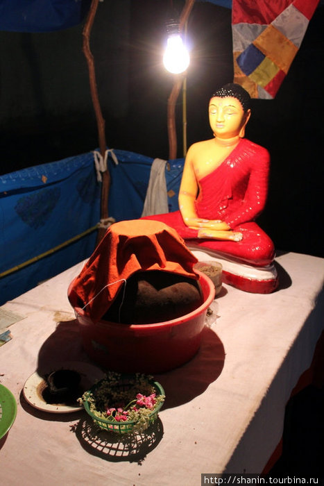 Статуэтка Будды недалеко от тропы Хаттон, Шри-Ланка