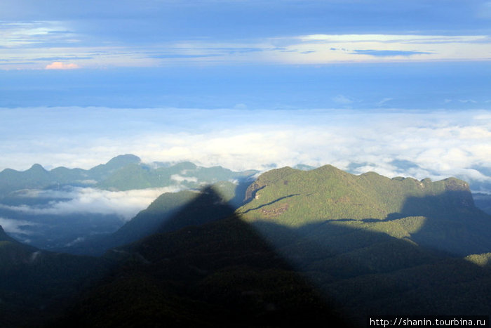 Горы и тень от Пика Адама Хаттон, Шри-Ланка