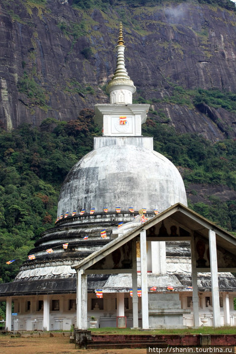 Пагода японско-шриланкийской дружбы у основания Пика Адама Хаттон, Шри-Ланка