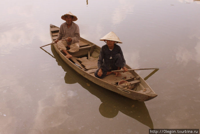 По реке плавают лодочки, единственное транспортное средство не богатого населения города Хойан, Вьетнам