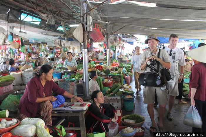 Рынок города, на котором есть всё Хойан, Вьетнам