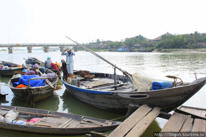Наловив рыбы рыбаки сразу сдают её перекупщикам на базаре Хойан, Вьетнам