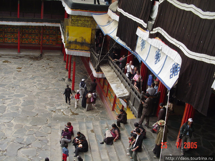 Ташилунпо - великий монастырь и дворец Панчен-ламы Шигатзе, Китай