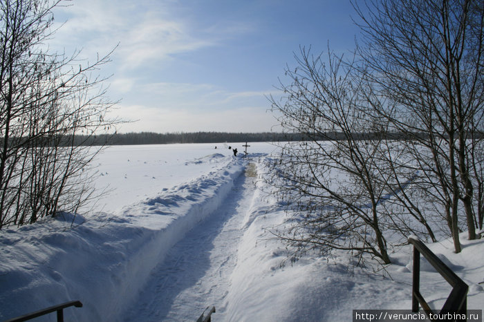Путь к камню на озере. Тихвин, Россия