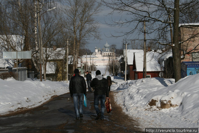 Дорога к Успенскому монастырю. Тихвин, Россия