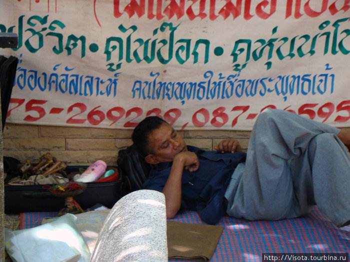 продавец спит — торговля идет, или тоже спит... Остров Пхукет, Таиланд
