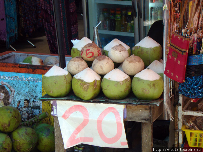 охлажденный кокос — 20 бат Остров Пхукет, Таиланд