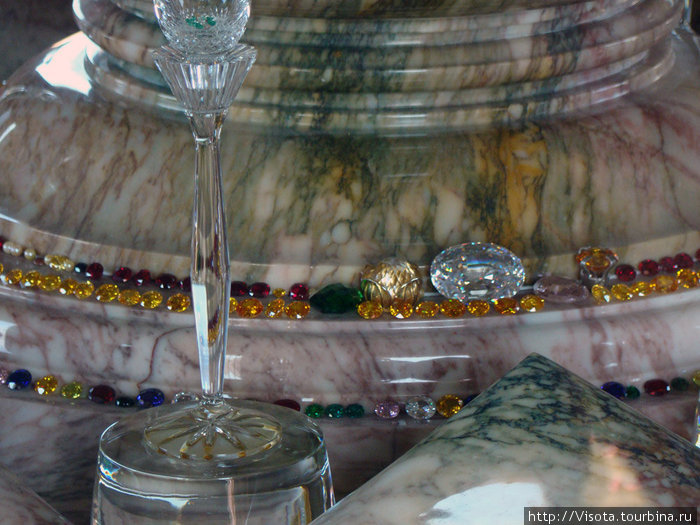 внутри храма под толстым, и видимо бронированным стеклом — приятные камешки! Остров Пхукет, Таиланд