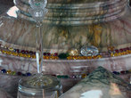 внутри храма под толстым, и видимо бронированным стеклом — приятные камешки!