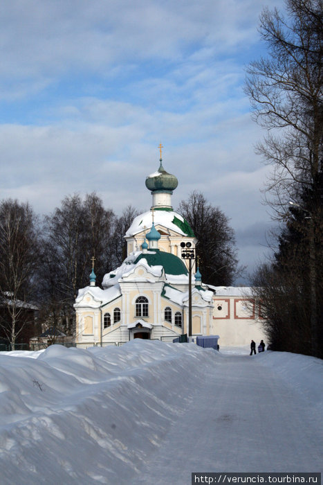 Церковь Крылечко, через которую мы попадаем в монастырь. Тихвин, Россия