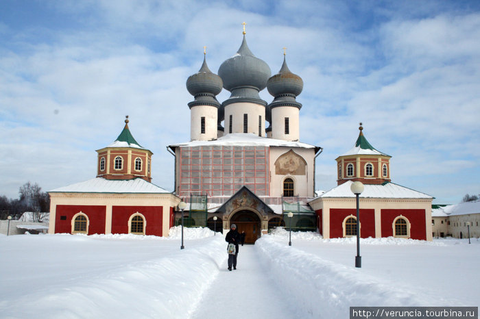 Великолепный Успенский собор. Тихвин, Россия