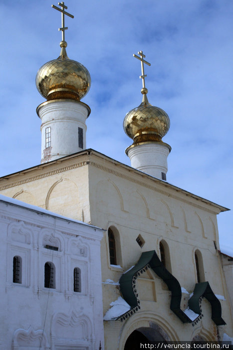 Купола Надвратной церкви. Тихвин, Россия