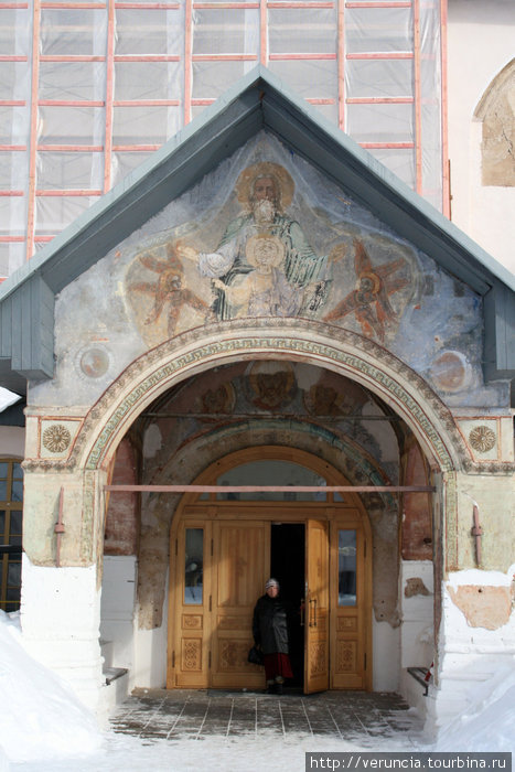 Крыльцо со старинными фресками. Тихвин, Россия
