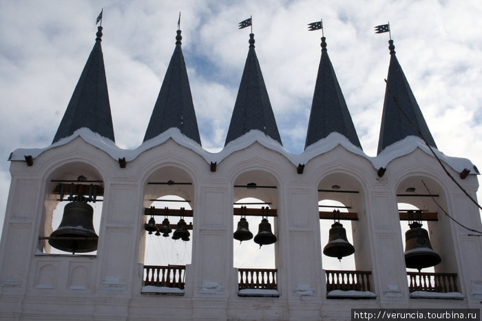 Звонница один в один повторяет звонницу Софийского собора в Великом Новгороде. Тихвин, Россия