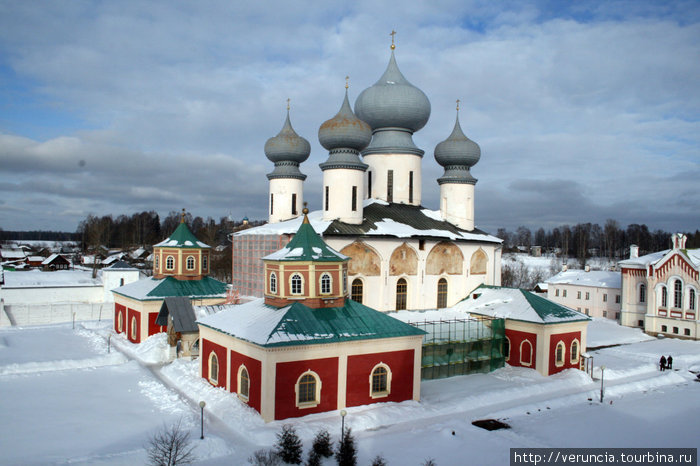 Вид на Успенский собор со звонницы. Тихвин, Россия