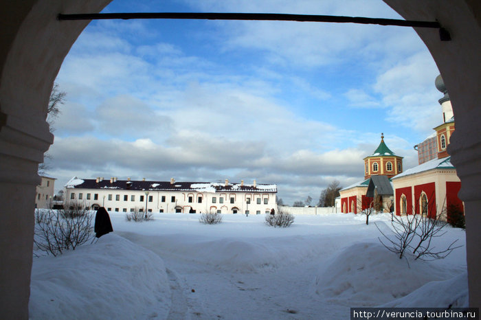 Вид на монастырский двор от входа на звонницу. Тихвин, Россия
