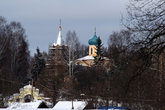 Вид на купола храмов из-за стен монастыря.