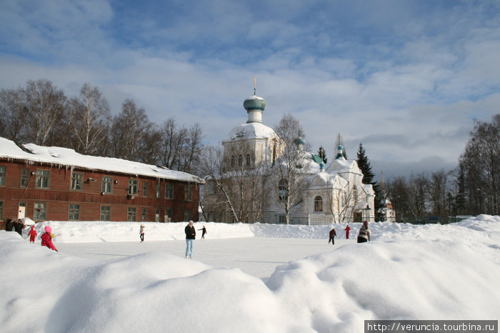 Рядом с церковью Крылечко каток и футбольное поле, бывшее когда-то монастырским кладбищем. Тихвин, Россия
