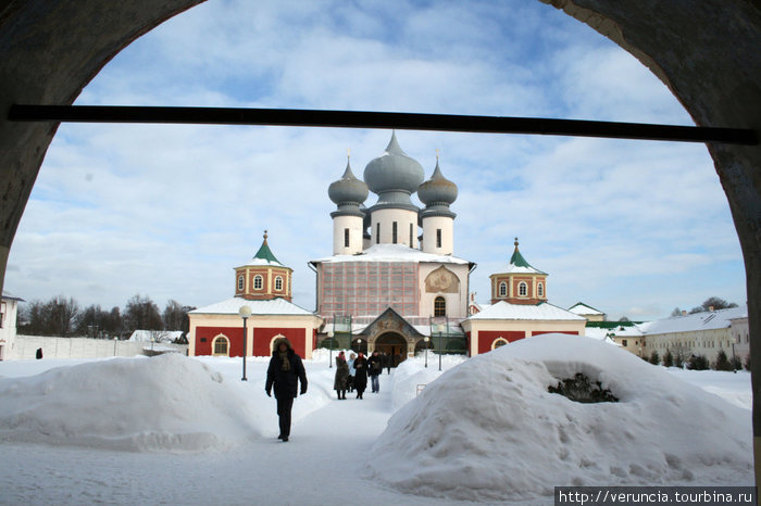 Вид на собор из арки Воснесенской церкви. Тихвин, Россия