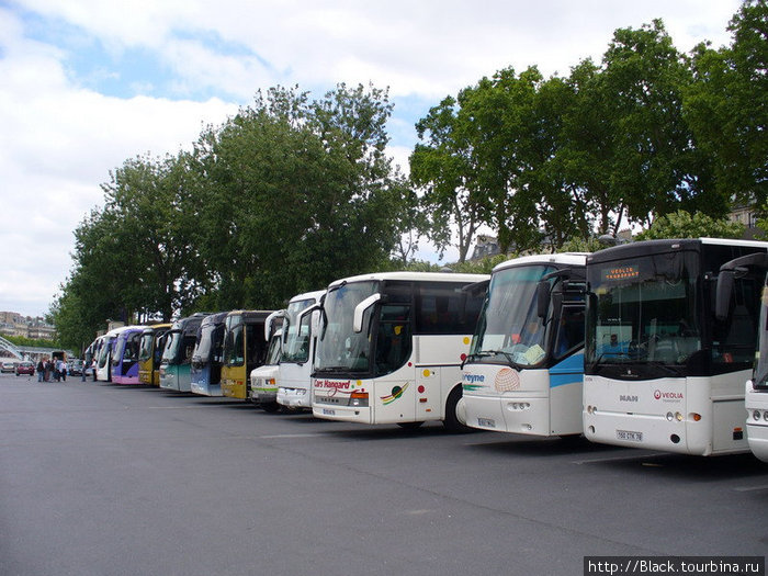 А это автобусы, которые привозят толпы страждующих поднятся на Эйфелеву башню Париж, Франция
