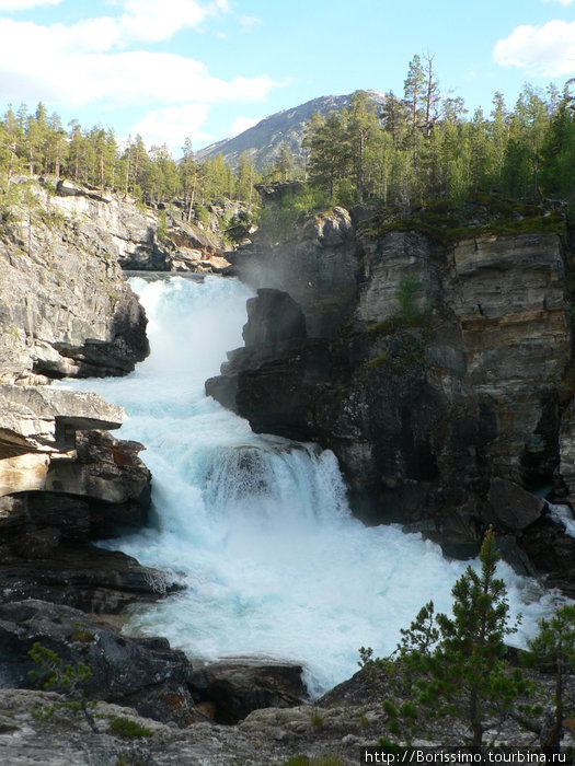Один из многочисленных норвежских водопадов. И как водится, с ним связана романтическая история о 2-х влюблённых :-).