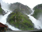 2-й из многочисленных норвежских водопадов. Как вы наверное догадались, с ним связана сказочная история о троллях :-).