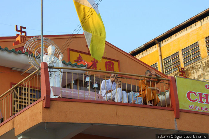 Монахи смотрят на улицы сверху храма Вьетнам