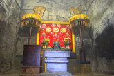 Внутри храмов обязательно свечи и ароматные палочки