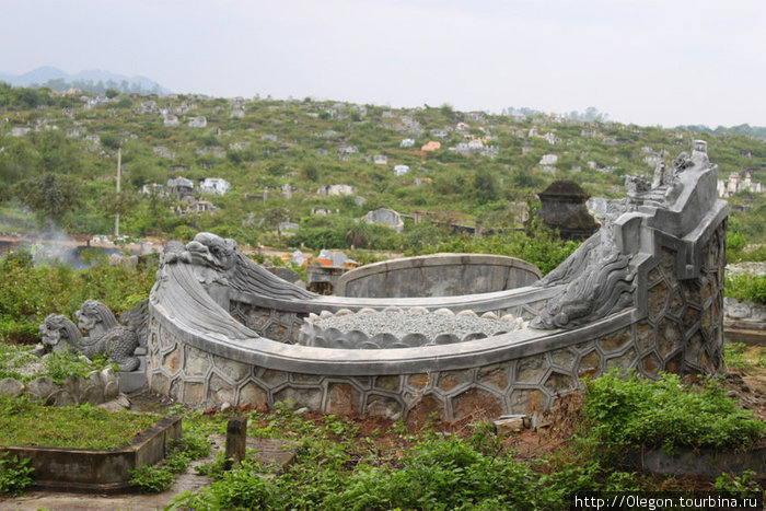 Кладбище в императорских гробницах Вьетнам