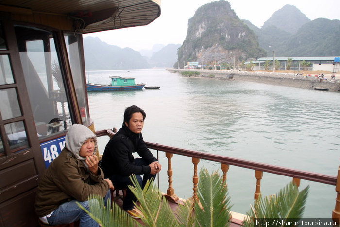 Туристы на палубе Халонг бухта, Вьетнам
