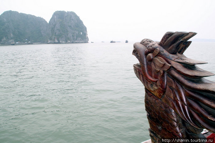 Дракон — непременная часть украшения суднав Халонг бухта, Вьетнам