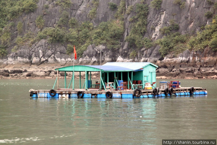 Домик на понтоне Халонг бухта, Вьетнам