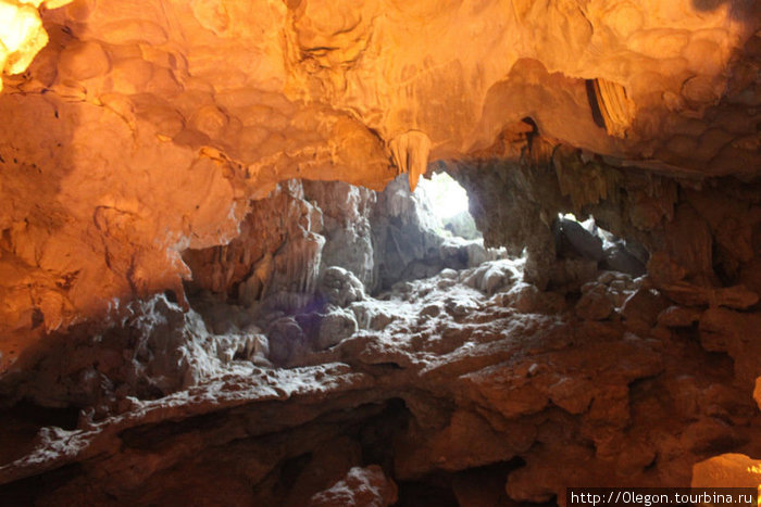 Красивые пещеры ждут посетителей Халонг бухта, Вьетнам