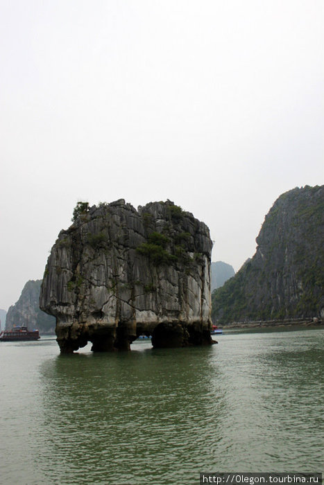 Огромные камни и скалы торчат из воды Халонг бухта, Вьетнам