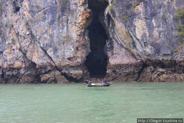 Расщелина в скале Халонг бухта, Вьетнам