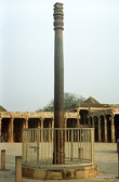 Во внутреннем дворике Кутб-Минара, среди песчаниковых колонн, арок и парапетов мы видели нержавеющую колонну из чистого железа, сделанную в девятом веке до нашей эры.