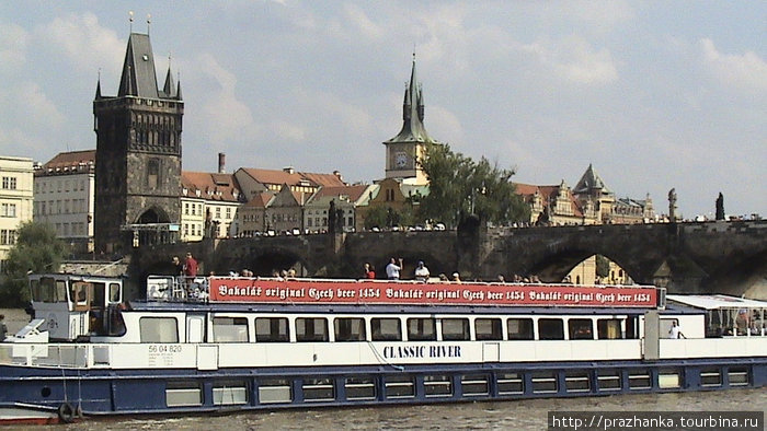 Карлов мост, построенный по приказу короля Карла 4 Люксембургского в 1357г. и круизный теплоход с экскурсией по Влтаве и с обедом! Прага, Чехия