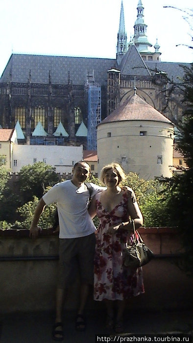 Прага, позади нас Собор Св. Вита, начало постройки-1344, строился 600 лет!!! Прага, Чехия
