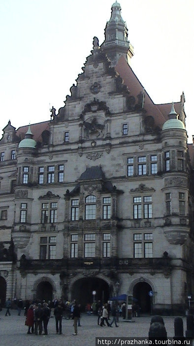 Дворец-резиденция, ворота герцога Георга Бородатого — его конный барельеф увековечил их! Прага, Чехия