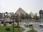 Пирамиды видны уже из города
