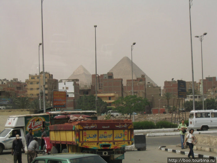 за трущобами Гизы — пирамиды Гиза, Египет