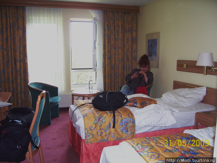 В программу экскурсии входит ночевка в гостинице Редиссон. Ночевка и завтрак- все очень достойно.